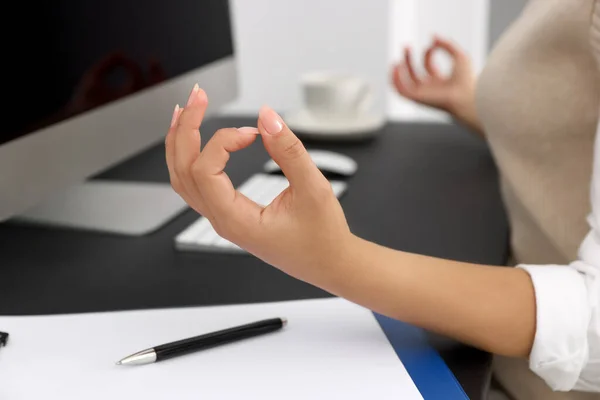 Mulher Negócios Meditando Local Trabalho Close Conceito Zen — Fotografia de Stock