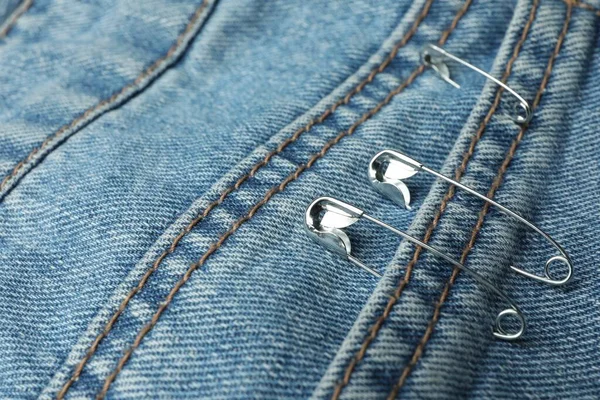 衣類の金属安全ピンのクローズアップビュー — ストック写真