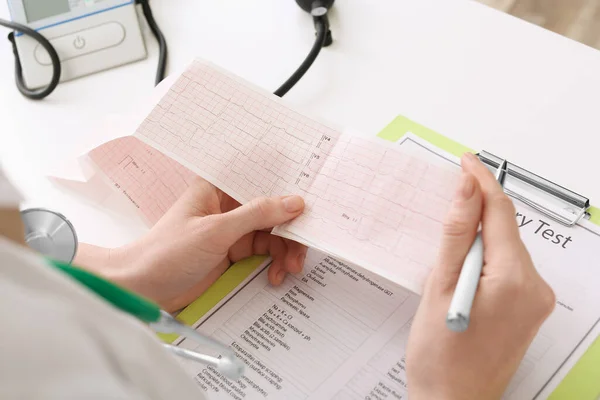 Médecin Examinant Cardiogramme Table Clinique Gros Plan — Photo