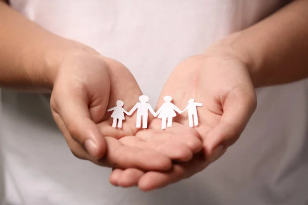 Homem Segurando Figuras Família Papel Close Conceito Seguro — Fotografia de Stock