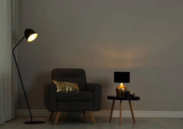 Stilvolles Interieur Mit Sessel Und Stehlampe Der Wand Platz Für — Stockfoto