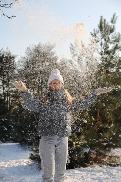 Γυναίκα Παίζει Χιόνι Στο Δάσος Χειμώνα — Φωτογραφία Αρχείου