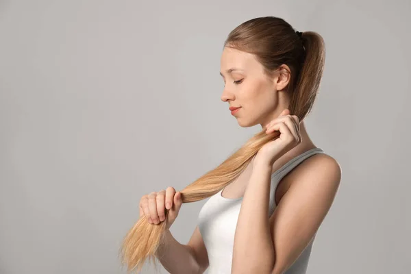 Tiener Meisje Met Sterk Gezond Haar Lichtgrijze Achtergrond Ruimte Voor — Stockfoto