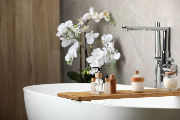 Verschiedene Körperpflegeprodukte Auf Badewanne Drinnen — Stockfoto