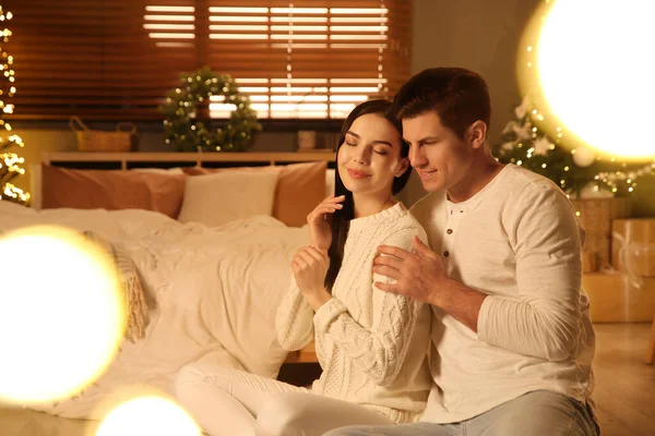 Casal Feliz Sentado Quarto Festivamente Decorado Celebração Natal — Fotografia de Stock