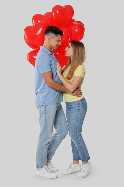 Preciosa Pareja Con Globos Forma Corazón Sobre Fondo Gris Claro — Foto de Stock