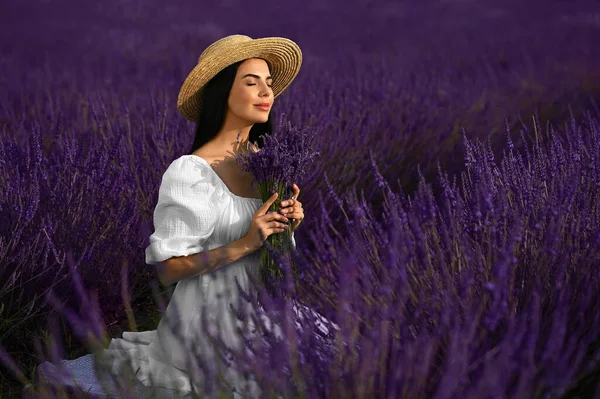 Beautiful Young Woman Bouquet Sitting Lavender Field — Zdjęcie stockowe