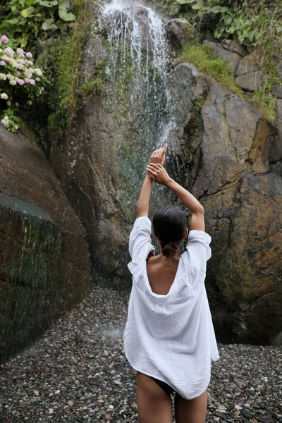 Young Woman Beautiful Waterfall Outdoors Back View — Foto Stock