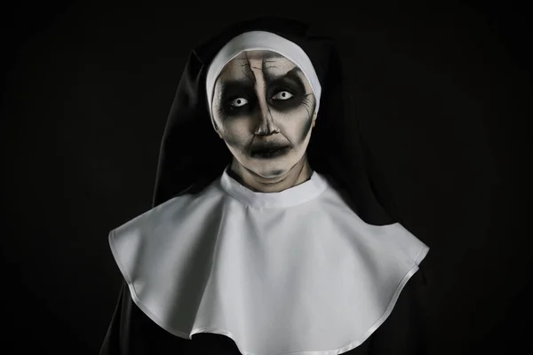 Porträt Einer Beängstigenden Teuflischen Nonne Auf Schwarzem Hintergrund Halloween Party — Stockfoto