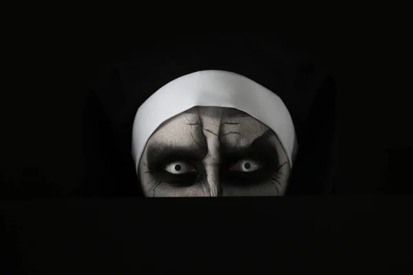 Děsivá Ďábelská Jeptiška Skrývající Černém Pozadí Detailní Záběr Halloween Party — Stock fotografie