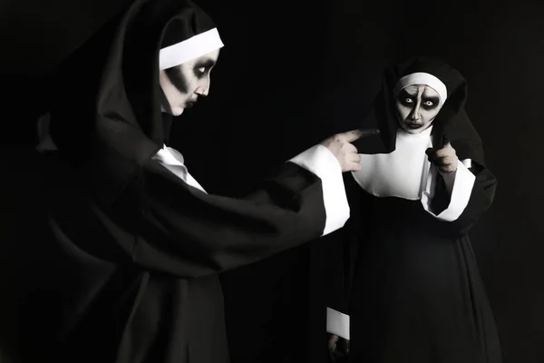 Nonne Diabolique Effrayante Près Miroir Sur Fond Noir Fête Halloween — Photo