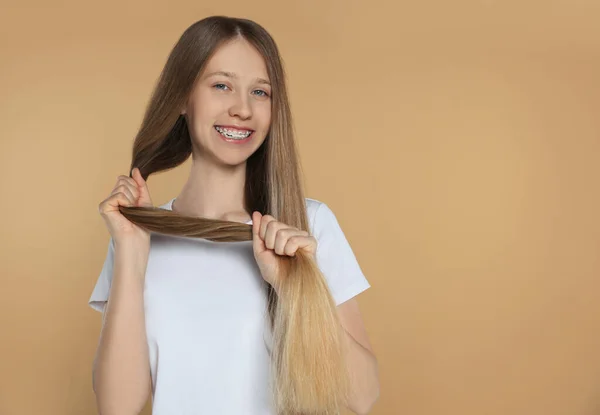 Ragazza Adolescente Con Forti Capelli Sani Sfondo Beige Spazio Testo — Foto Stock