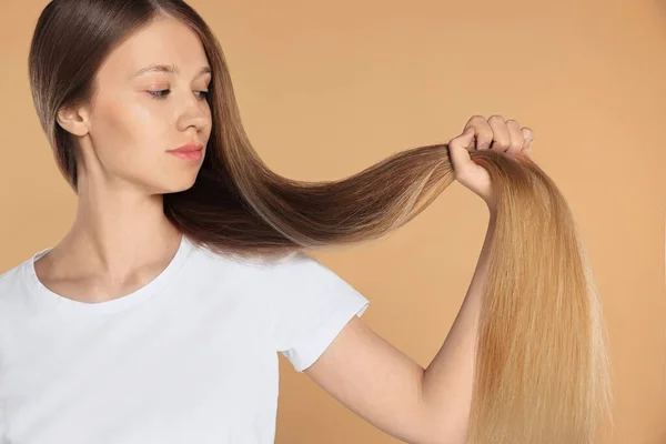 Teenage Girl Strong Healthy Hair Beige Background — Stock Photo, Image