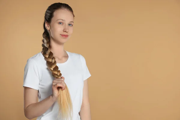 Adolescente Avec Des Cheveux Tressés Sains Forts Sur Fond Beige — Photo