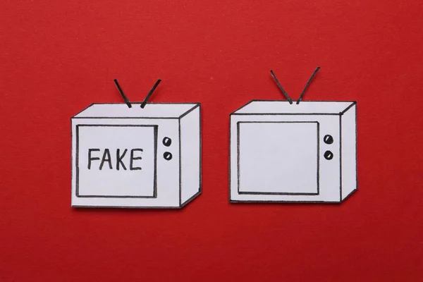 Бумажные Телевизоры Словом Fake Пустой Экран Красном Фоне Плоский Лежал — стоковое фото