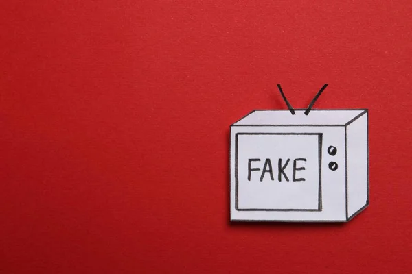 Κάτοψη Της Τηλεόρασης Από Χαρτί Λέξη Fake Κόκκινο Φόντο Χώρος — Φωτογραφία Αρχείου