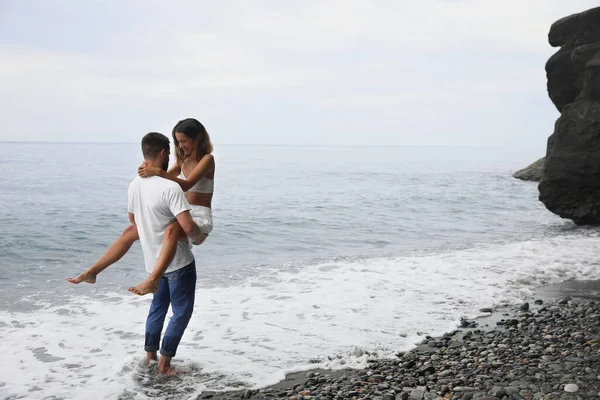Ευτυχισμένο Νεαρό Ζευγάρι Που Διασκεδάζει Στην Παραλία Κοντά Στη Θάλασσα — Φωτογραφία Αρχείου