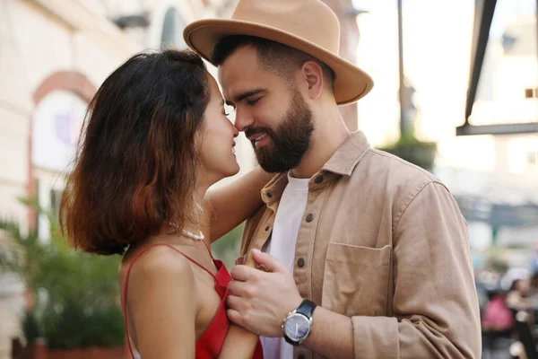 Feliz Jovem Casal Beijando Rua Cidade — Fotografia de Stock