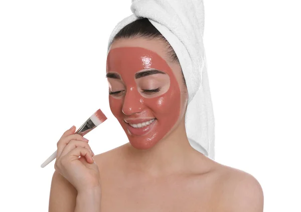 Kvinna Som Tillämpar Granatäpple Ansikte Mask Vit Bakgrund — Stockfoto