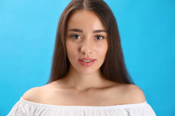 Porträtt Vacker Ung Kvinna Ljusblå Bakgrund Närbild — Stockfoto