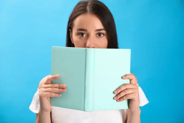 Mulher Bonita Leitura Livro Fundo Azul Claro — Fotografia de Stock