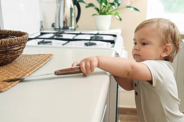 Little Child Holding Sharp Knife Kitchen Dangerous Situation — 스톡 사진