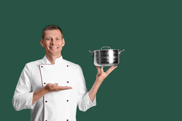 Gelukkige Mannelijke Chef Kok Met Kookpot Donkergroene Achtergrond Ruimte Voor — Stockfoto