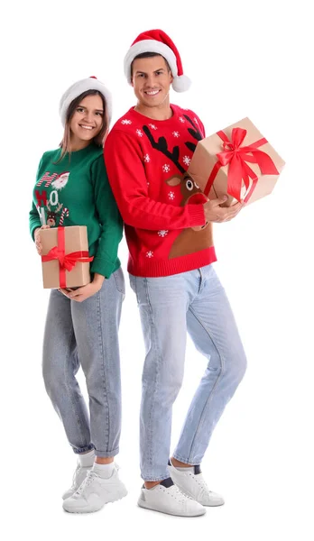 Casal Feliz Bonita Chapéus Santa Camisolas Segurando Presentes Natal Fundo — Fotografia de Stock