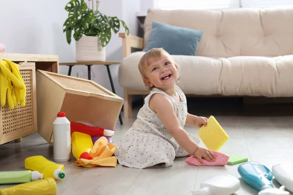 Lindo Bebé Jugando Con Los Suministros Limpieza Suelo Casa Situación — Foto de Stock