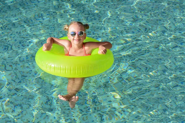 Gelukkig Klein Meisje Met Opblaasbare Ring Buitenzwembad Zonnige Dag Ruimte — Stockfoto