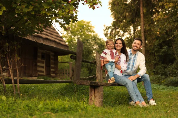Feliz Família Bonito Camisas Ucranianas Bordadas Sentado Banco Madeira Rústica — Fotografia de Stock
