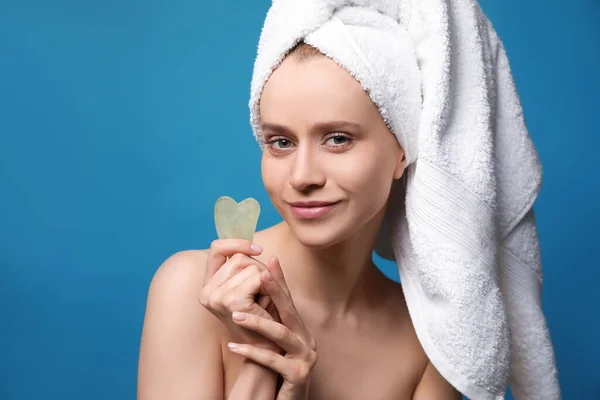 Bella Giovane Donna Che Massaggio Facciale Con Strumento Gua Sha — Foto Stock