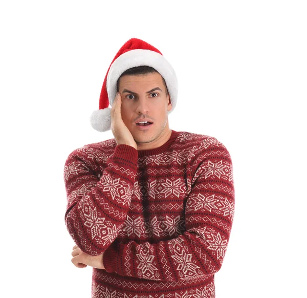 Überraschter Mann Mit Weihnachtsmütze Auf Weißem Hintergrund — Stockfoto