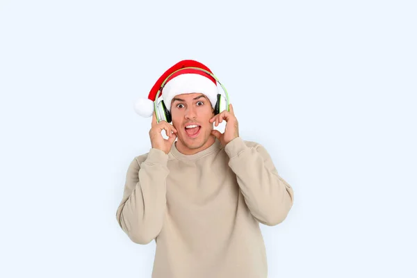 Emocjonalny Człowiek Słuchawkami Białym Tle Muzyka Świąteczna — Zdjęcie stockowe