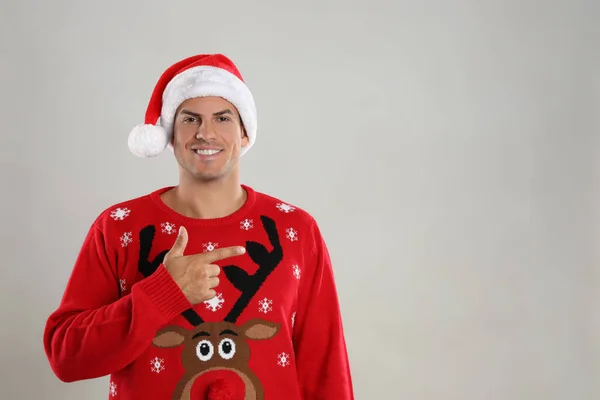 Hombre Feliz Sombrero Santa Sobre Fondo Gris Espacio Para Texto — Foto de Stock