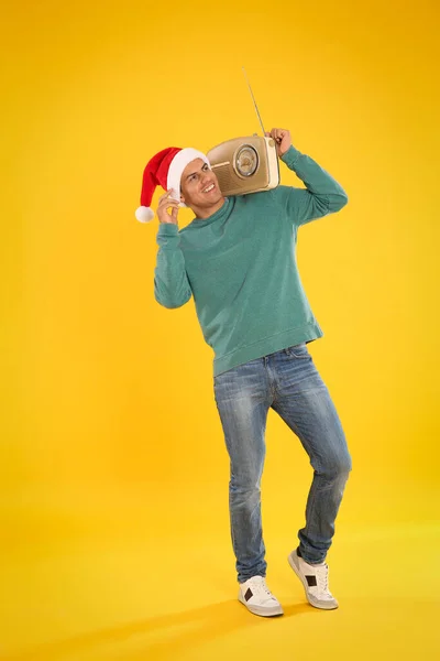 Щасливий Чоловік Вінтажним Радіо Жовтому Тлі Різдвяна Музика — стокове фото