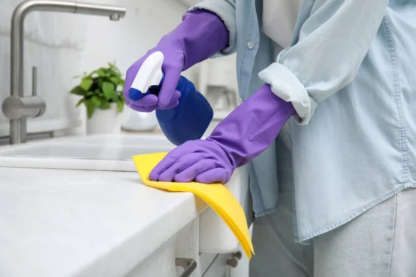 Vrouw Schoonmaken Van Witte Aanrecht Met Doek Wasmiddel Binnen Close — Stockfoto