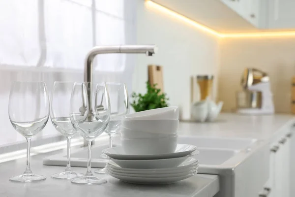 Різні Чисті Посуд Окуляри Стільниці Біля Раковини Кухні — стокове фото