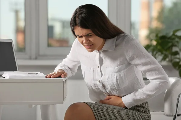 Fiatal Szenved Menstruációs Fájdalom Irodában — Stock Fotó