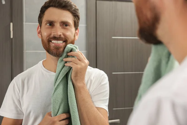 Bonito Homem Secando Sua Barba Frente Espelho Banheiro — Fotografia de Stock