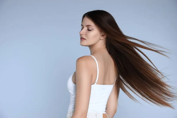 Mujer Joven Con Cabello Fuerte Saludable Sobre Fondo Azul Claro — Foto de Stock