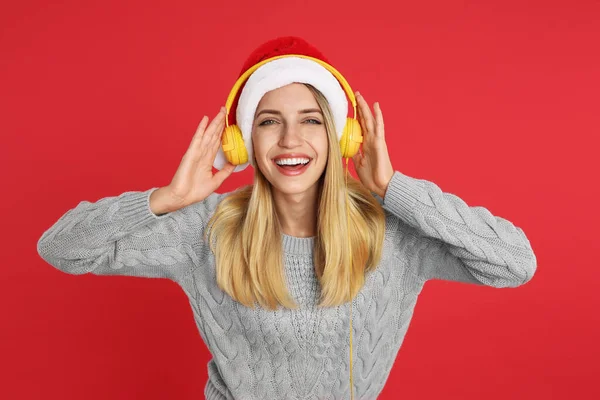 Mulher Feliz Com Fones Ouvido Fundo Vermelho Música Natal — Fotografia de Stock