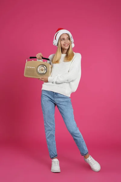 Ευτυχισμένη Γυναίκα Vintage Ραδιόφωνο Και Ακουστικά Ροζ Φόντο Χριστουγεννιάτικη Μουσική — Φωτογραφία Αρχείου