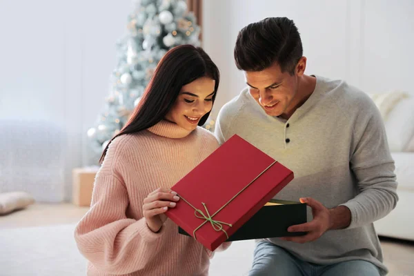 Caixa Presente Abertura Casal Quarto Com Árvore Natal — Fotografia de Stock