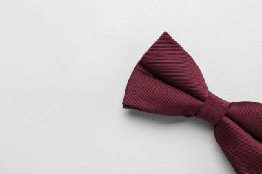 Beyaz arka planda şık bir bordo papyon, üst manzara. Metin için boşluk