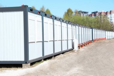 İçeriden yerlerinden edilen insanlar için yeni modüler evler