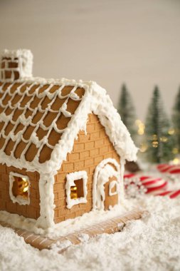 Karda kremayla süslenmiş güzel zencefilli kurabiye evi