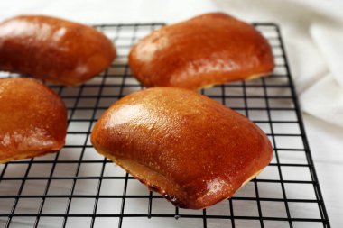 Beyaz masada nefis pirozhki, yakın plan.