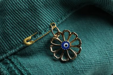 Kotların üzerindeki nazar boncuğu, yakın plan.