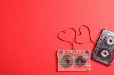 Müzik kasetleri ve kalpler kırmızı zemin üzerinde bant yapılmış, düz yerde metin için yer vardı. Aşk şarkılarını dinlerken